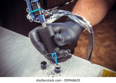 Professional Tattooer Works In Tatoo Salon