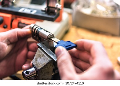professionale locksmith master repairs door lock cylinder