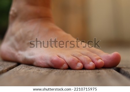 profil of a right foot, light skinned, slightly tanned feet seen from the side