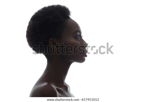 美しい黒人の女の子の横顔 の写真素材 今すぐ編集