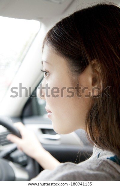 Profile of Japanese\
woman to drive a car