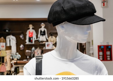 profile of a mannequin in a clothing store wearing summer clothes, with a black hat. Falabella Argentina - Powered by Shutterstock