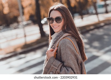 3,244 Girl walking street profile Images, Stock Photos & Vectors ...