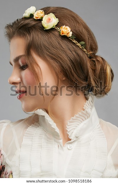 Profile Portrait Young Lady Flower Crown Stockfoto Jetzt