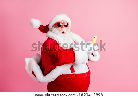 Profile side photo of shocked grey bearded santa claus use smartphone impressed x-mas tradition season wifi discounts headwear fly wear suspenders pants isolated pastel color background