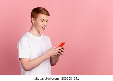 Profile Side Photo Of Young Guy Amazed Shock Surprised Omg Wow Look Read News Celphone Isolated Over Pink Color Background