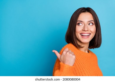 Profilseitenansicht-Porträt eines attraktiven, fröhlichen Mädchens, das Kopienraum demonstriert und neu einzeln auf hellblauem Hintergrund