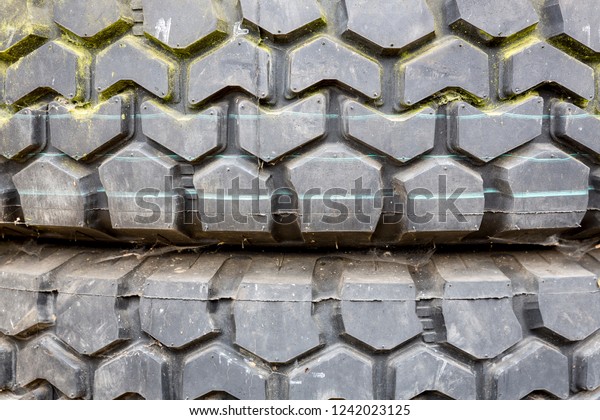 Profile of a worn out tyre,\
closeup