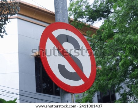 prohibited stop signs along the road, the crossed letter S is a sign that applies in Indonesia
