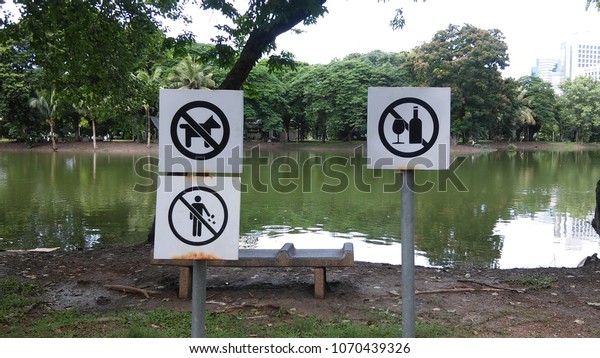 Prohibition Signs at lumphini park thailand .\
this is rule for use together park . Do not bring your pet,Do not\
drink alcohol, Do not\
litter.