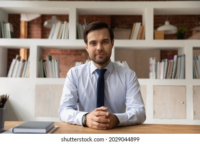 Líder del proyecto, entrenador, retrato de asesor financiero, foto de perfil de gerente ejecutivo inteligente sentado en el lugar de trabajo mira a la cámara. Acto de videoconferencia, transmisión, seminario web, reunión virtual, concepto de abogado