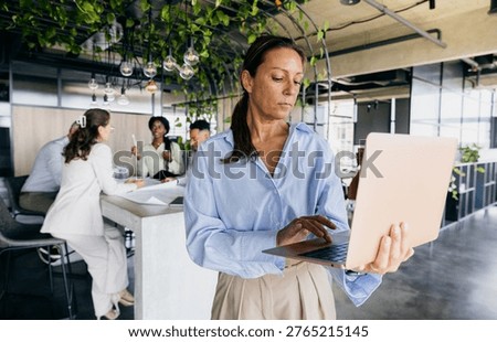 Project Leader Effectively Shares Knowledge And Assigns Responsibilities Freely Among Team Members