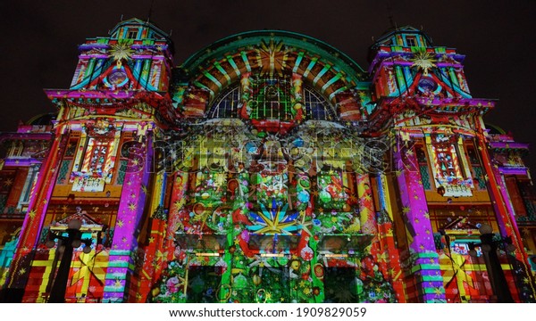 Projection\
mapping at Osaka city central public\
hall
