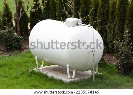 Propane gas tank for home heating. Gas supply for heating the building. Foto stock © 