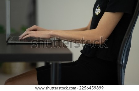Proper ergonomic position at a keyboard