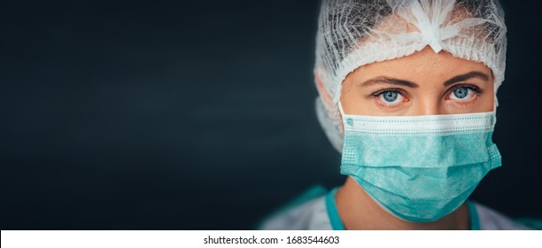 Schutz gegen ansteckende Krankheiten, Coronavirus. Weibliche Ärztin mit hygienischer Gesichtsmaske für chirurgische Eingriffe. Banner Panorama medizinisches Personal Präventivausrüstung. Studio Foto, Schwarzer Bearbeitungsraum