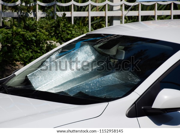 Protection of the car panel from direct
sunlight. Sun Reflector
windscreen.