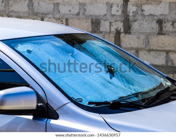 Protection of the car panel from direct\
sunlight. Sun Reflector\
windscreen.