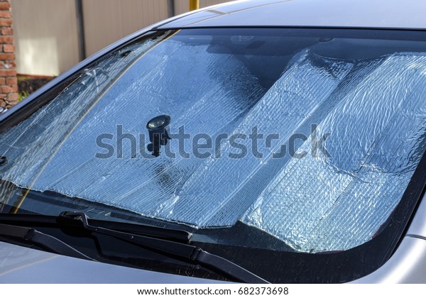 Protection of the car panel from direct
sunlight. Sun Reflector
windscreen.