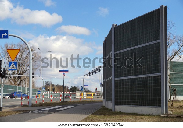 Protection of residents\
against noise generated by car traffic. High sound absorbing\
barriers in the\
city.
