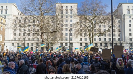 Protest Against The Russian Invasion Of Ukraine Outside Downing Street. Wide Angle Photo Of The Large Crowd. London - 26th February 2022 