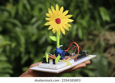 Prototype of electronic sunflower made using LDR sensor and servo. Working model arduino projects made for mini engineering project