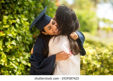 Stolze Mutter umarmte ihre Tochter bei ihrem Abschluss