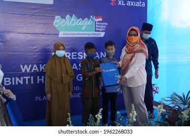 Providing Assistance By The Leadership Of The Indonesian Zakat House For Orphans In Islamic Boarding Schools. Magetan, Indonesia - April 2021.