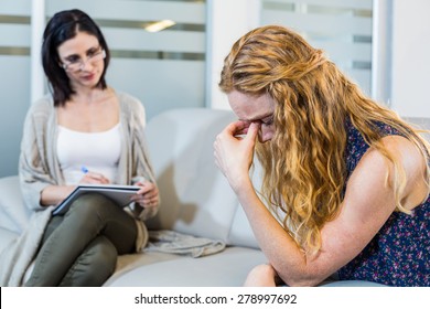 Psychologin spricht mit ihrer depressiven Patientin im Büro