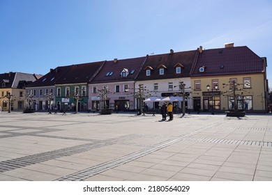 PSZCZYNA, POLEN, MÄRZ 2022: Farbige Häuser auf dem Marktplatz im europäischen Stadtzentrum, klarer blauer Himmel in warmen sonnigen Frühlingstag.