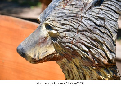 Public Art. Wolf Carved From Tree Trunks At Kentucky Down Under Adventure Zoo Located In Horse Cave, KY USA. July 13, 2019