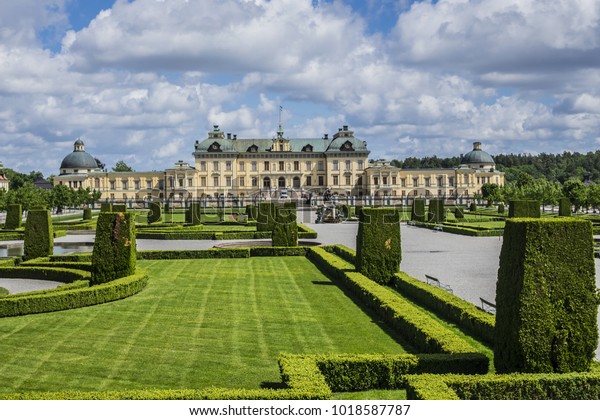 スウェーデン ストックホルムのドロッチンホルム宮殿近くの公園 ドロッチンホルム宮殿はユネスコの世界遺産です 1600年代にスウェーデンで建てられた 最も保存状態の良い王城です の写真素材 今すぐ編集