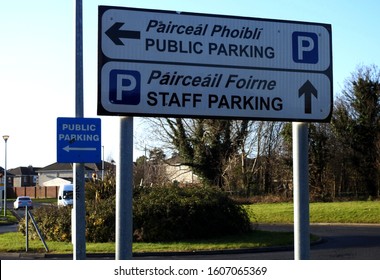 Public Parking And Staff Parking Directional Sign In English And Irish Language In Beaumont Hospital, Dublin, Ireland. 