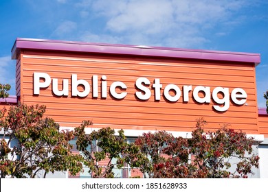 Public Storage Sign Logo On Facility. Public Storage Is An American International Self Storage Company - San Jose, California, USA - 2020