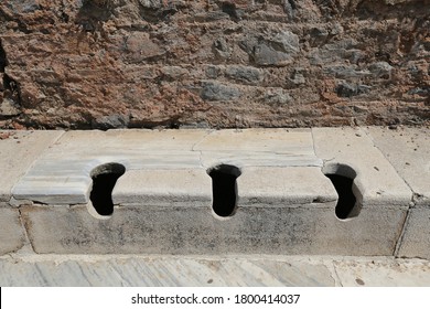 Öffentliche Toiletten der Altstadt von Ephesus, Izmir, Türkei