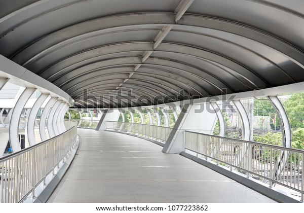 Public walkway overpass The roof has sun\
and rain. People use it. Travel to safety To walk across the street\
The corridor can be connected to the\
building.