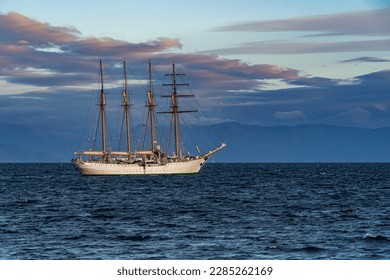 Puerto Montt, Los Lagos, Chile; 19 de febrero de 2021: Foto de Esmeralda, embarcación de recreo de la Marina chilena anclada en la bahía de Puerto Montt al atardecer, Patagonia Chilena