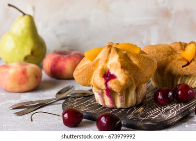 Puff pastry baskets with fruit
