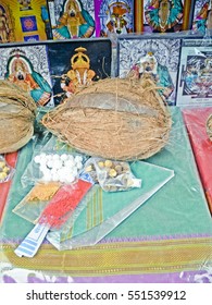 Puja Items Sell Outside Temple Maharashtra Stock Photo 551539912 ...