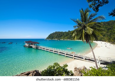 Pulau Perhentian Besar | Malaysia

The beautiful island of Pulan Perhentian with its turquoise water and white sand beaches offers amazing snorkelling for tourists.