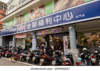 Puli, Taiwan - 13. September 2020: Pxmart, der berühmte lokale Supermarkt in Puli town, Nantou, Taiwan