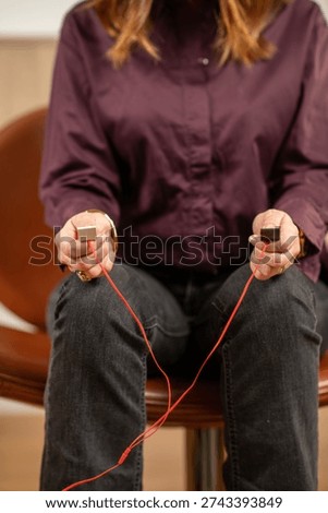 Pulsator based EMDR session applying alternating vibration signals to support bilateral brain processing. Emphasizes controlled pacing and therapeutic structure.
