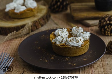 Pumkin Pie With Whipping Cream 