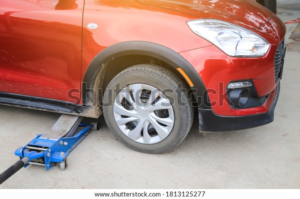 ็Hydraulic pump under car lift up for fixing wheel tire\
in garage 