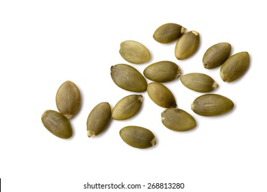 Семена тыквы или пепиты, выделенные на белом фоне. Вид накладных.