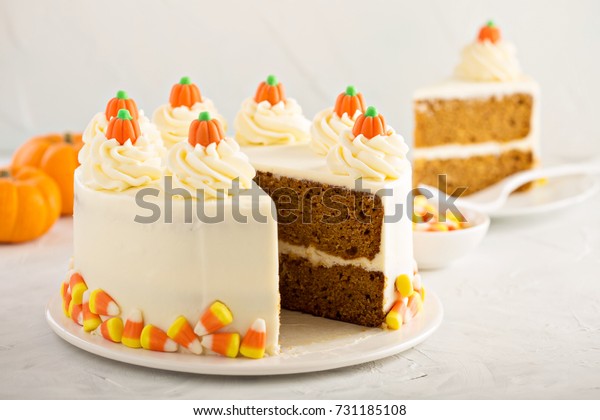 カボチャの香辛料やニンジンの層状のケーキで クリームチーズを砂糖菓子で飾り ハロウィーン用 感謝祭用のデザート の写真素材 今すぐ編集