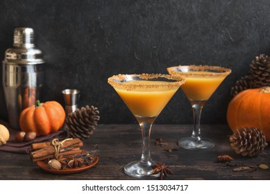 Pumpkintini. Pumpkin Martini Cocktail, Homemade Festive Seasonal Drink For Thanksgiving And Halloween Party. Pumpkin Pie Spice Cocktail And Autumn Decor.