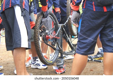 Puncak Bogor, March 13, 2013 The Mountain Biking Community, Is Repairing One Of The Broken Bicycles