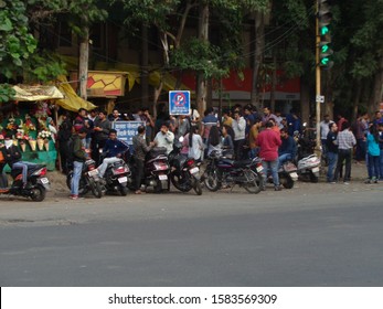 Pune, MH/INDIA- DEC 6, 2019: People Gathered Around Small Tea Shop On Signal To Take Break From There Office Work At Evening Time, Aundh Pune, Also Vehicles Can Be Seen Parked In No Parking Zone.