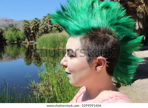 Punk Girl Green Mohawk Piercings Stockfoto Jetzt Bearbeiten